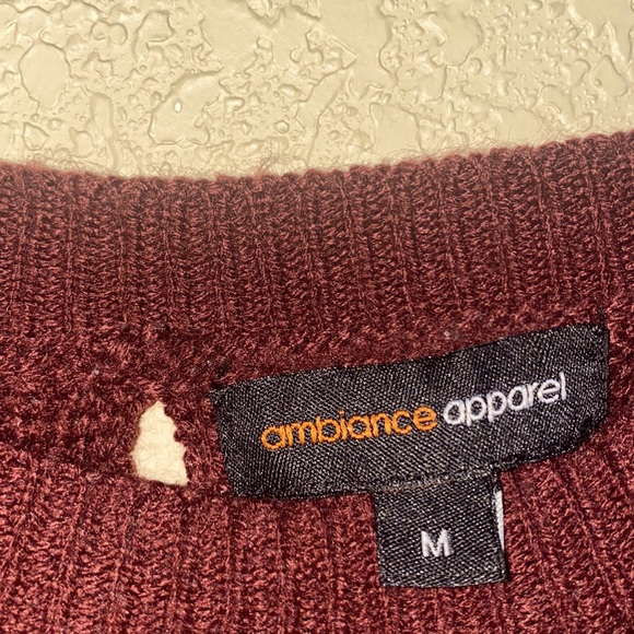 Thick warm long sleeve with open back that ties - Picture 3 of 3